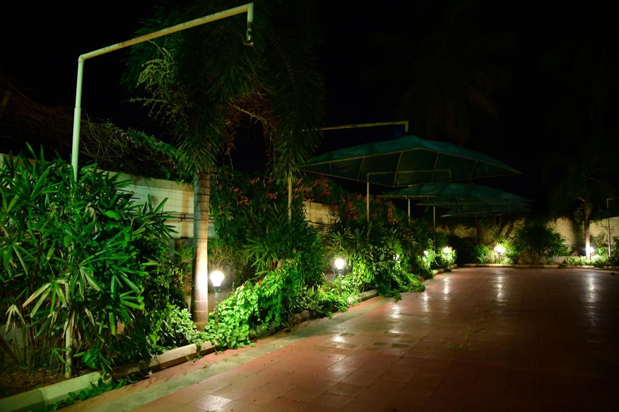 Nijaguna Resorts Chāmrājnagar Extérieur photo