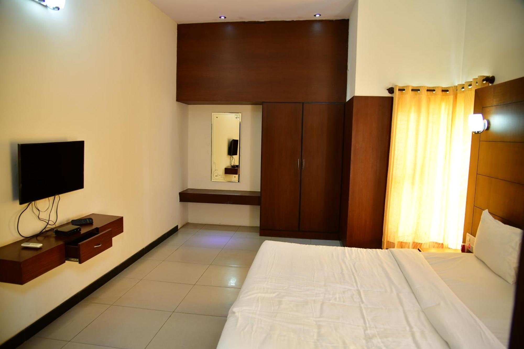 Nijaguna Resorts Chāmrājnagar Extérieur photo